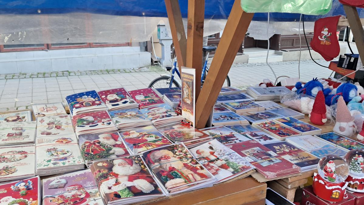 ŠARENO I UKRASNO NA NOVOGODIŠNJIM TEZGAMA U VRANJU Ima svega, a prodavci kažu da su cene kao i prošlogodišnje: Evo šta se najviše prodaje (FOTO)