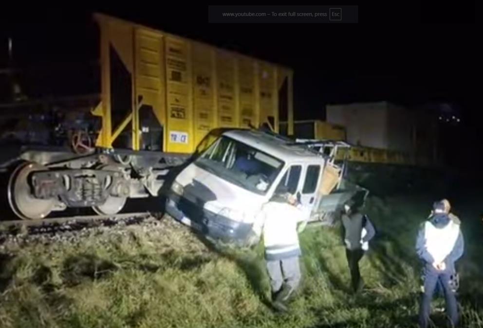 VOZ UDARIO KAMIONET, VOZILO UNIŠTENO! Nesreća kod Pirota: Pričinjena velika materijalna šteta! (VIDEO)