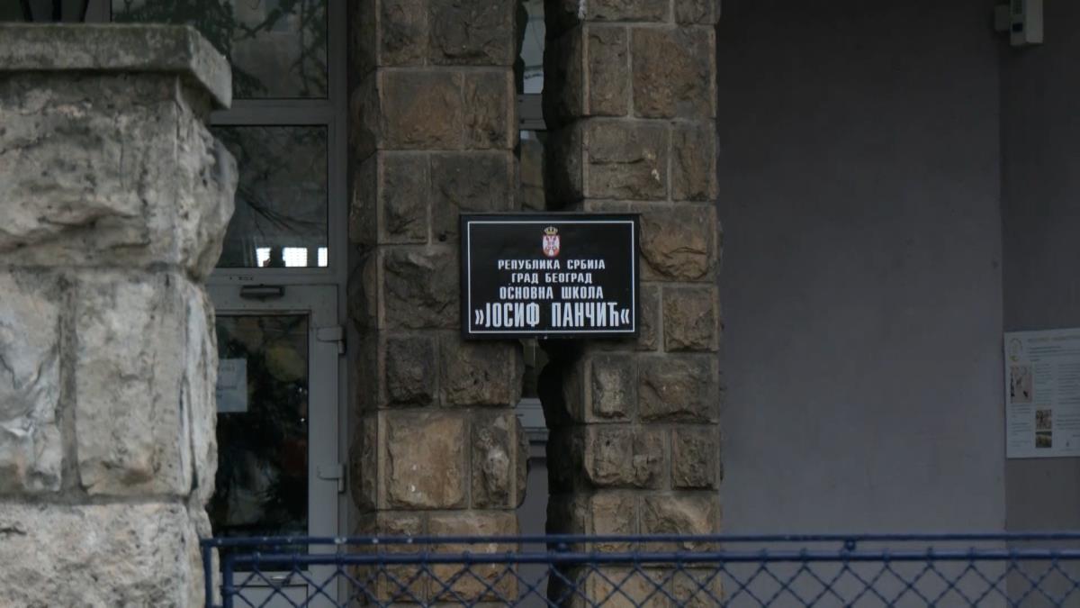 "POBIĆU VAS SVE, DONOSIM PIŠTOLJ, NISTE SVESNI ŠTA VAS ČEKA!" Ovo je trenutna situacija ispred škole u Aleksandrovcu gde je učenik PRETIO UBISTVOM VRŠNJAKA