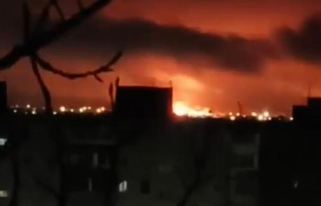 GORI JEDNA OD NAJVEĆIH RUSKIH RAFINERIJA! Odjeknulo 7 eksplozija, onda je usledio ogroman bljesak (VIDEO)