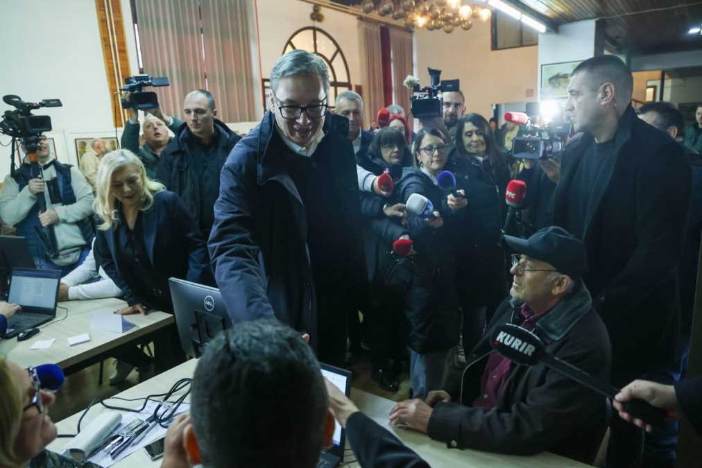 POVERENJE! VUČIĆ MEĐU NARODOM U NIŠU: Fabrike se otvaraju, investicije stižu, a blokaderski spinovi padaju u vodu