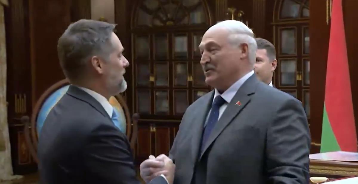 LUKAŠENKO PRIREDIO URNEBESNI DOČEK AMERIKANCIMA! Pitali ga na lošem ruskom, a on odgovorom nasmejao sve - "Čuo sam da Tramp to voli..." (VIDEO)