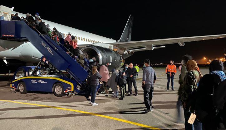 PRVI MIGRANTI DEPORTOVANI IZ AMERIKE STIGLI U PRIŠTINU! Kurti: Prihvatamo ljude koje Sjedinjene Američke Države ne žele na svojoj teritoriji