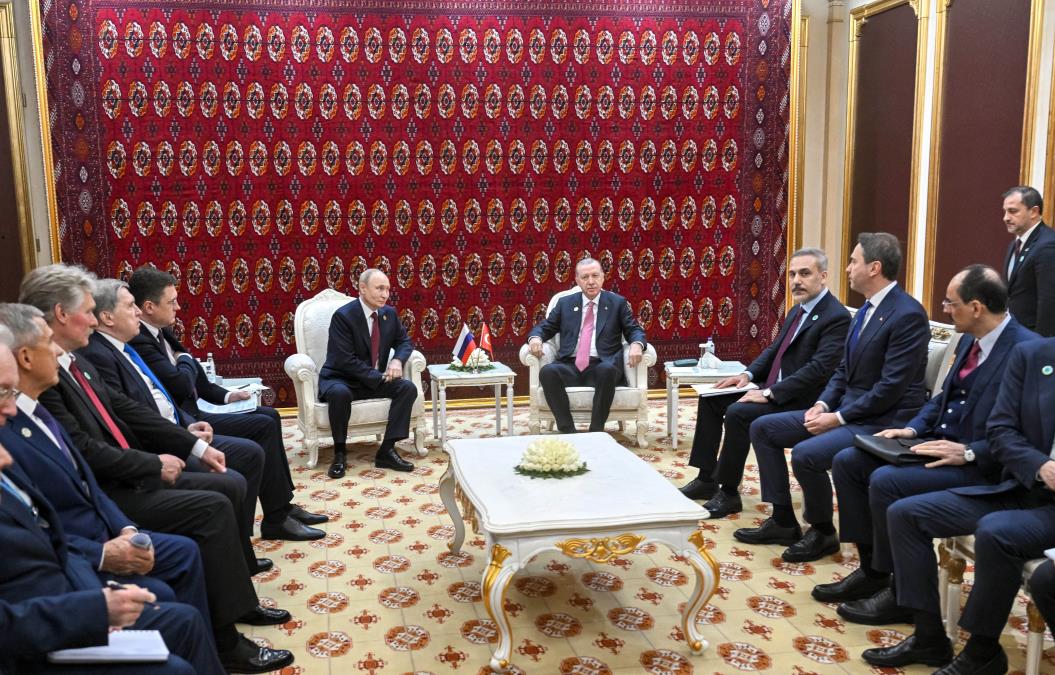 ČEKAO GA 40 MINUTA, PA MU PREKIPELO: Pakistanski premijer UPAO na sastanak Putina i Erdogana, SKANDAL na međunarodnom forumu! (VIDEO)