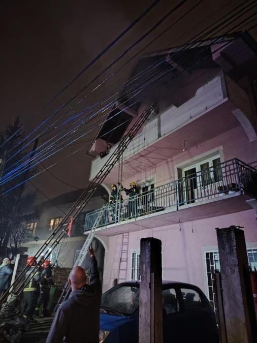 VATROGASCI SPASILI TRI OSOBE IZ KUĆE U POŽARU NA ZVEZDARI! Vatra zahvatila prizemlje, oni pobegli na sprat (VIDEO)