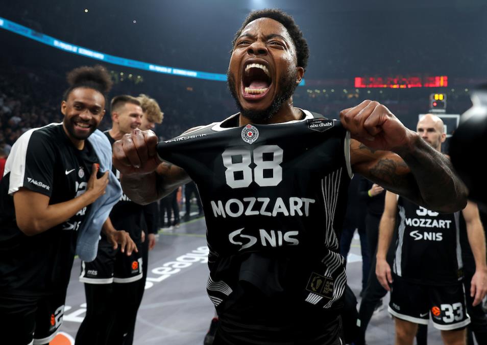 Slavlje-igraca-Partizana-posle-pobede-u-derbiju-KK-Partizan.jpeg?ts=2025-12-13T08:45:08