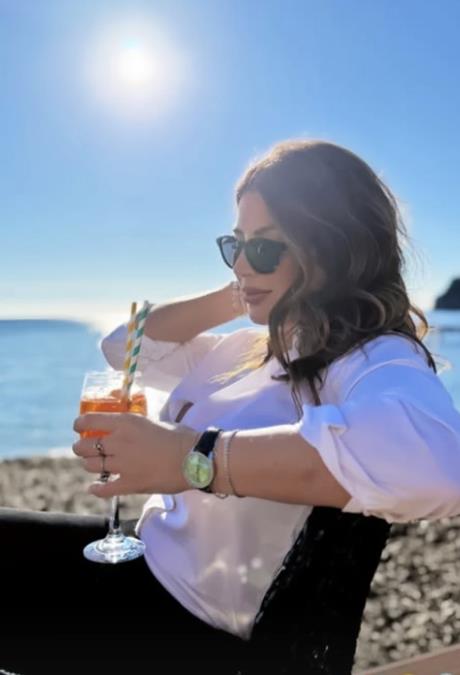 NJEN DEKOLTE U EMISIJI BIO GLAVNA TEMA, A SAD POKAZALA KAKO LJUŠTI KROMPIR I SPREMA KOBASICE: Voditeljka kao prava domaćica