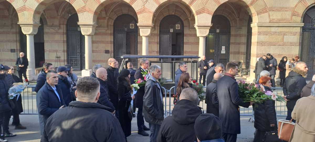 PREDSEDNIK VUČIĆ NA SAHRANI OCA ZVEZDANA TERZIĆA: Porodica i prijatelji se opraštaju od Jovana Terzića