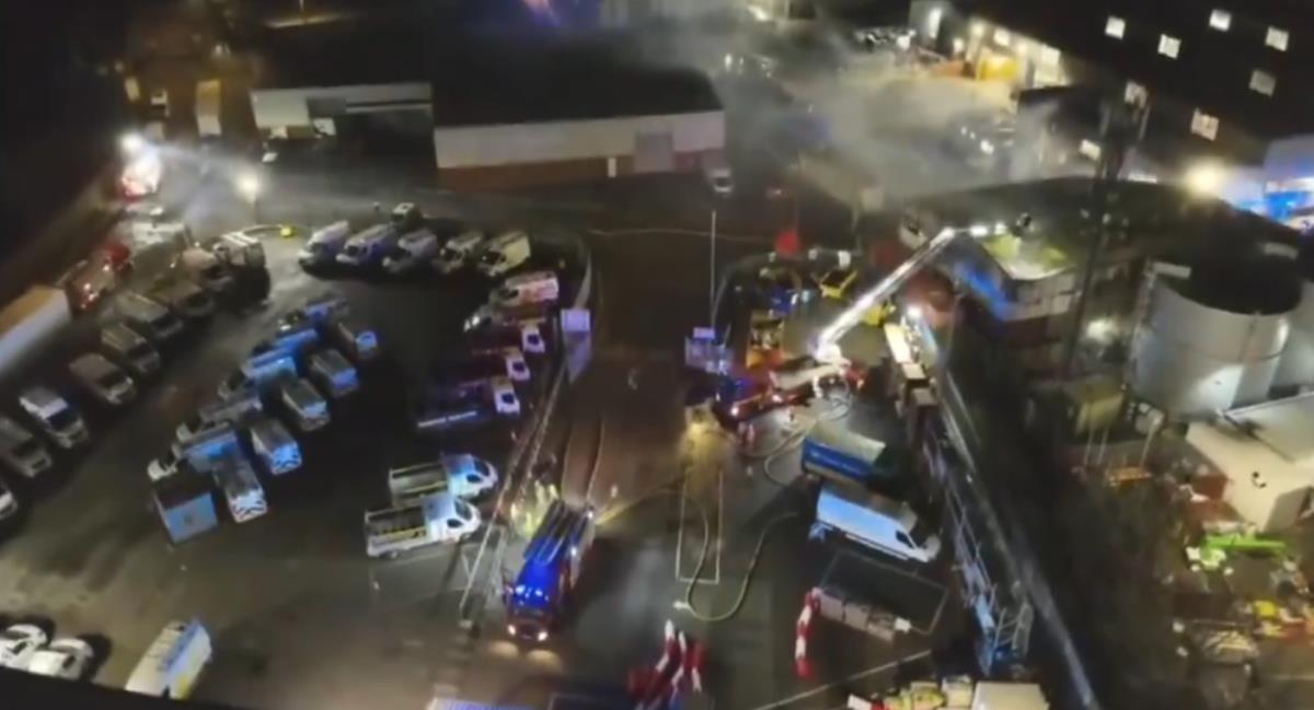 IZBIO VELIKI POŽAR U FABRICI ČVARAKA! Oko 50 vatrogasaca gasilo vatru u Volsolu (VIDEO)