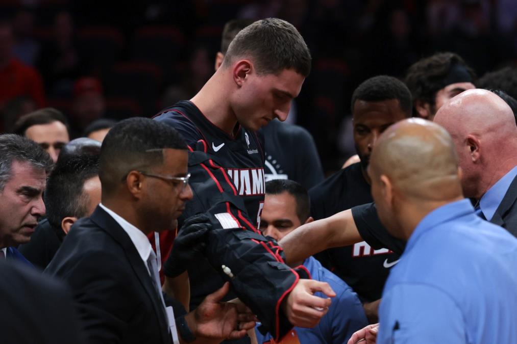 JEZIV PAD I POVREDA MALEROZNOG NIKOLE JOVIĆA! Pokušao da zakuca, pa pao na lakat! Previjao se od bolova! (VIDEO)