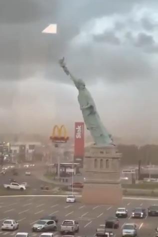 STATUA VISOKA 34 METRA SRUŠILA SE KAO KULA OD KARATA: Neverovatan snimak iz Brazila, replika Kipa slobode pala "nagalavačke"! (VIDEO)