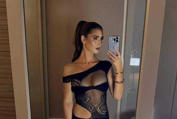 BUJNE GRUDI SAMO ŠTO NISU ISPALE! MREŽASTI KOMPLET NIJE SAKRIO GOTOVO NIŠTA! Poznata voditeljka je ovako izašla u provod, komentari neprestano stižu! (FOTO)