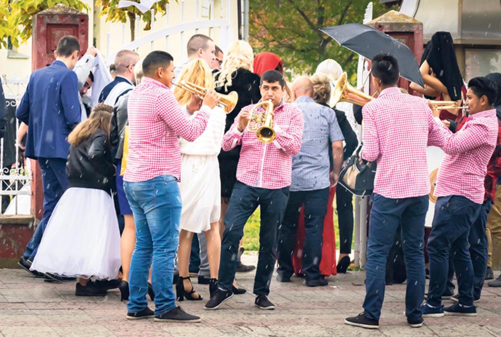 SVATOVI NAPRAVILI HAOS, POPILI ŽESTOKE KAZNE! Zaprepašćujuća scena u Višnjici tokom svadbe, morala da reaguje policija - Evo šta je razlog