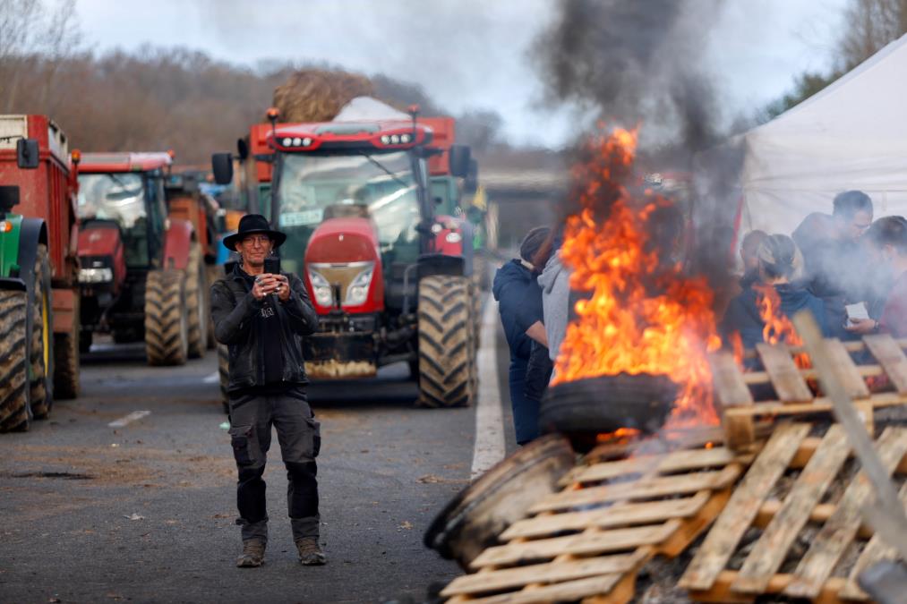 BLOKADE U FRANCUSKOJ: Farmeri BESNI zbog vladine odluke, traži se HITNA intervencija premijera: Zaustavili autoputeve, pa se sukobili sa policijom! (FOTO/VIDEO)