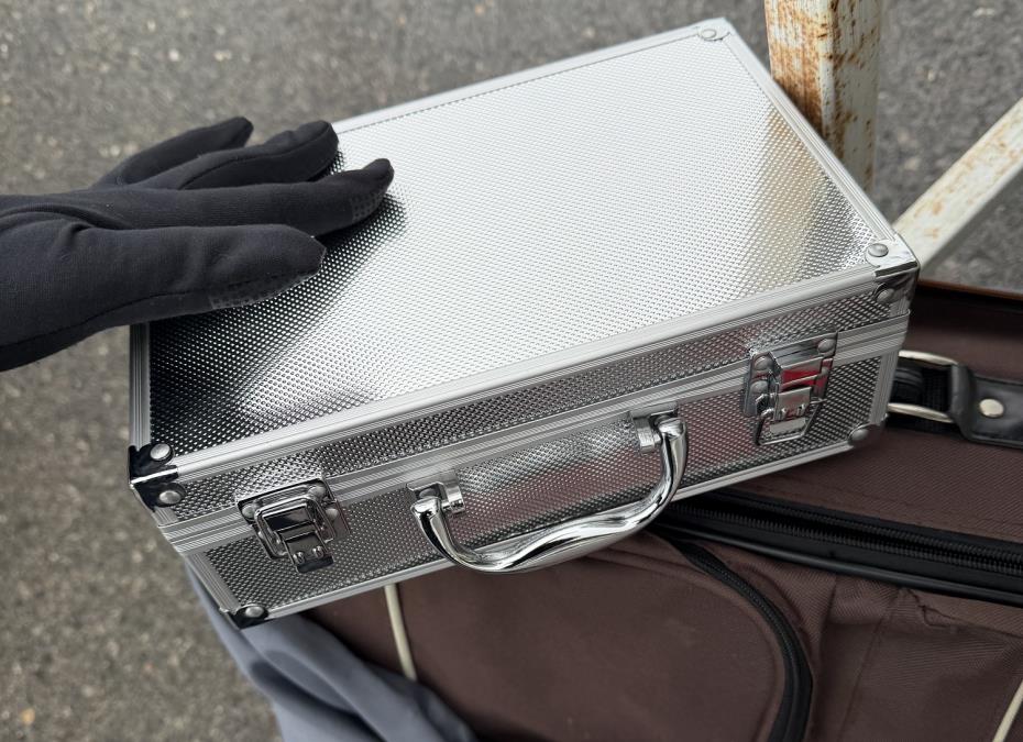 NEVEROVATNA ZAPLENA NA SRPSKOJ GRANICI: Carinici u torbi pronašli koferče za šminku, a unutra... PRAVO PRAVCATO BOGATSTVO (FOTO)