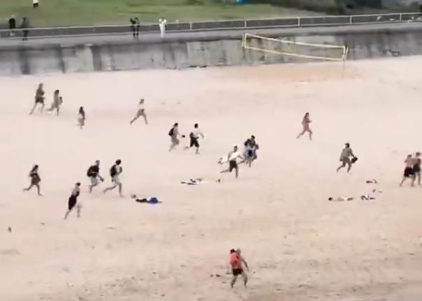 SNIMALI LJUDE KAKO BEŽE OD TERORISTA, A ONDA SU ONI SAMI POČELI DA SE UDALJAVAJU OD PROZORA: Mladi sa obližnje žurke zabeležili momente pakla (VIDEO)