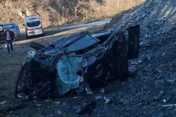 DEVOJKA (21) SA PROBNOM DOZVOLOM SLETELA SA LITICE, POGINULA NA MESTU: Horor fotografije saobraćajne nesreće kod Brusa, automobil POTPUNO UNIŠTEN (FOTO)