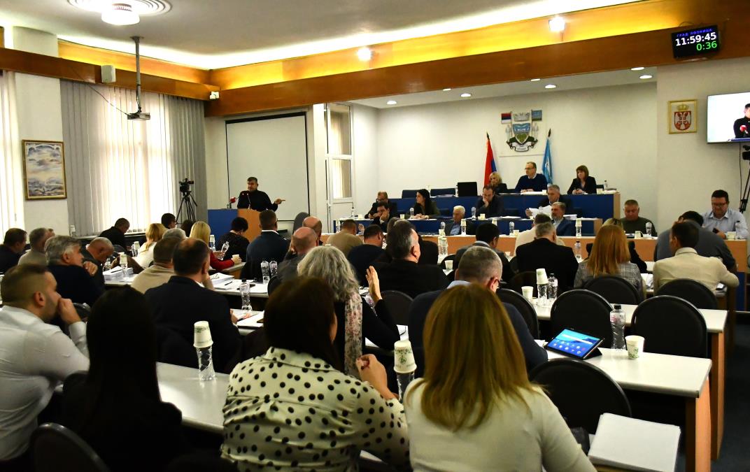 NOVČANA NAKNADA RODITELJU-NEGOVATELJU: Nova mera podrške roditeljima u Loznici