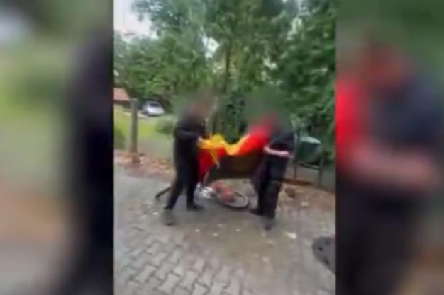 PONIŽAVAO TINEJDŽERE, TERAO IH DA LIŽU NEMAČKU ZASTAVU: AfD će izbaciti iz stranke lokalnog političara nakon skandaloznog snimka (VIDEO)