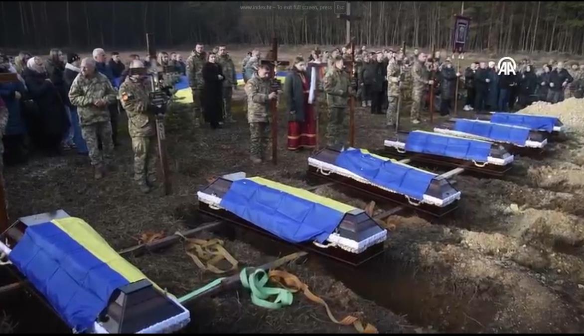 UKRAJINSKI VOJNICI SAHRANJENI U LAVOVU: Identitet im nije utvrđen, stradali u borbama kod Bahmuta (FOTO)