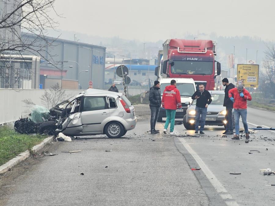 STARIJI ČOVEK POGINUO NA MESTU: Teška saobraćajna nesreća na Ibarskoj u Gornjem Milanovcu uzela jedan život, vozač kamiona povređen (FOTO)