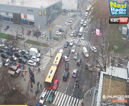 GUŽVA U BULEVARU DESPOTA STEFANA, NA BRANKOVOM BEZ PROBLEMA: Na Gazeli sve teče, usporen saobraćaj u strogom centru zbog prevrtanja automobila u Kralja Milana