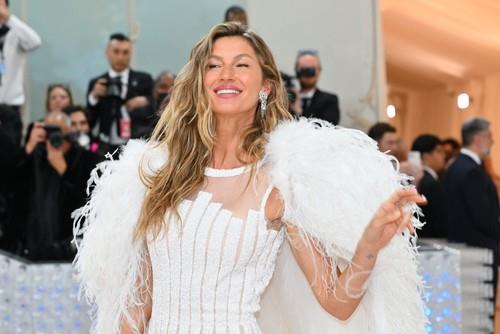 Žizel Bundšen priredila iznenađenje na Victoria's Secret reviji: Manekenka (46) se pre više od 10 godina povukla sa piste, a sada najavila povratak?