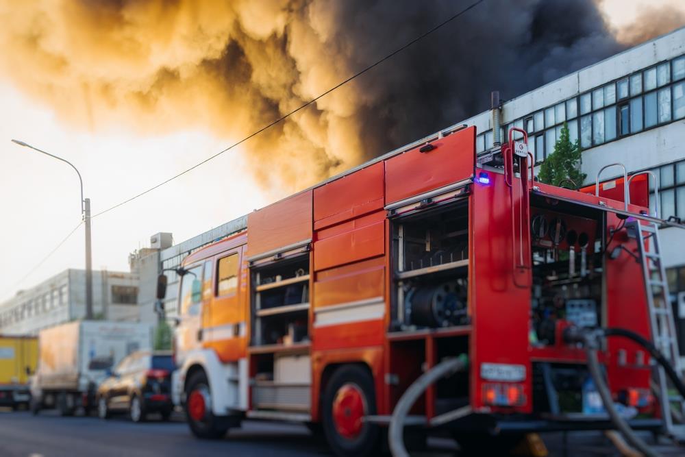 POŽAR NA KARABURMI: Gori restoran, vatrogasci-spasioci na terenu, uveliko vode borbu sa vatrom