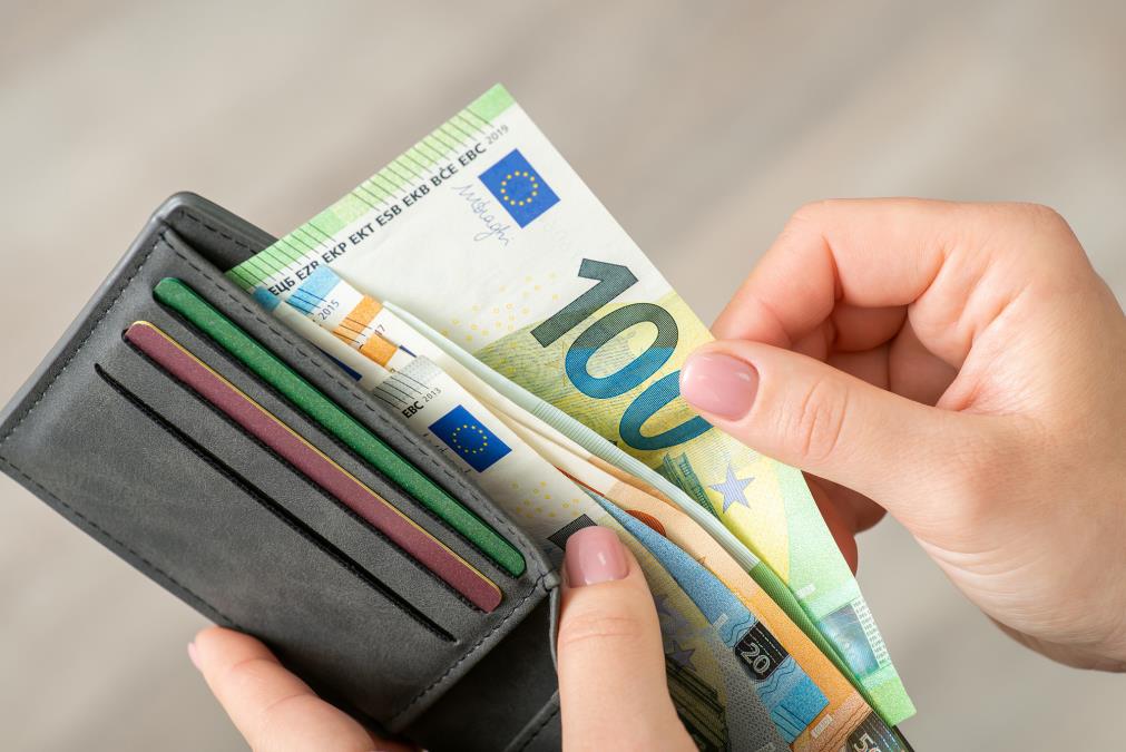 Kad kartice stanu, život staje: Putnici ostali bez svega u inostranstvu - ovo je opomena svima: Da li gubimo kontrolu nad novcem?