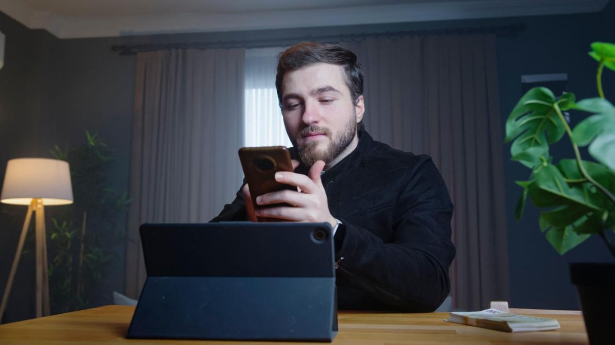 Hrvat pitao da li sme da dođe u malo mesto u Srbiji, a odgovor jednog Srbina je apsolutni hit: "Samo pazi na jednu stvar, tu svi isto prolazimo"