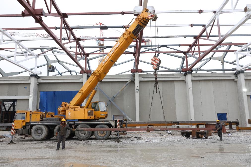 TRAGEDIJA NA GRADILIŠTU! Pala dizalica, jedan radnik poginuo, drugi povređen