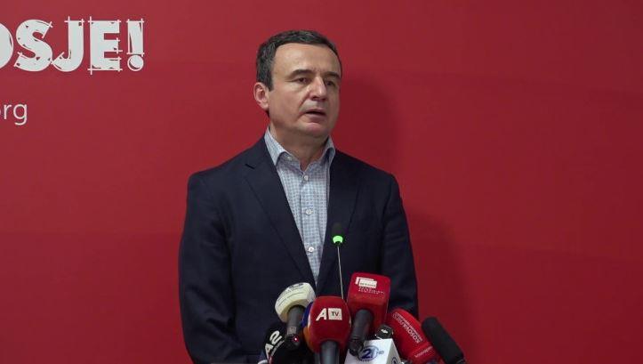 "IMAO SAM JOŠ JEDNU STRANICU, NE ZNAM GDE MI JE..." Kurti se zbunio tokom govora, nije mogao da pronađe stranicu s predizbornim obećanjima?!