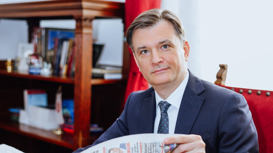 "SRBIJA JE NEZAVISNA ZEMLJA I SAMA BIRA SVOJE PARTNERE" Milenko Jovanov za Kurir: Građani će na sledećim izborima odlučiti o budućem pravcu države