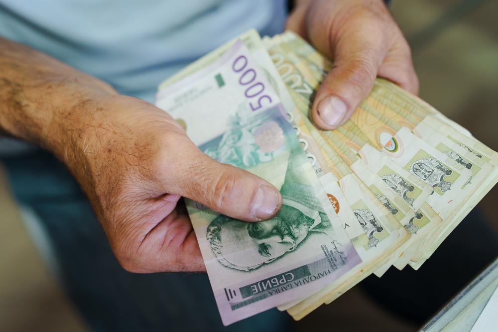 Država daje 65.000 dinara mesečno: Usvojen novi Predlog zakona, veliki broj roditelja u Srbiji ima pravo na ovu naknadu - proverite koji su uslovi