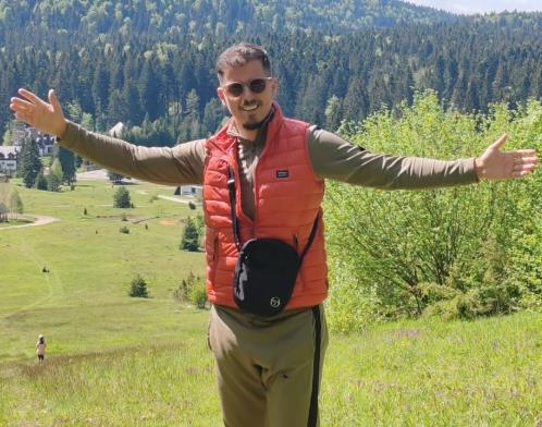 "ČEKA SE OKO 2 SATA" Dinča posetio sveto mesto u Grčkoj: Sa porodicom se poklonio moštima sveca