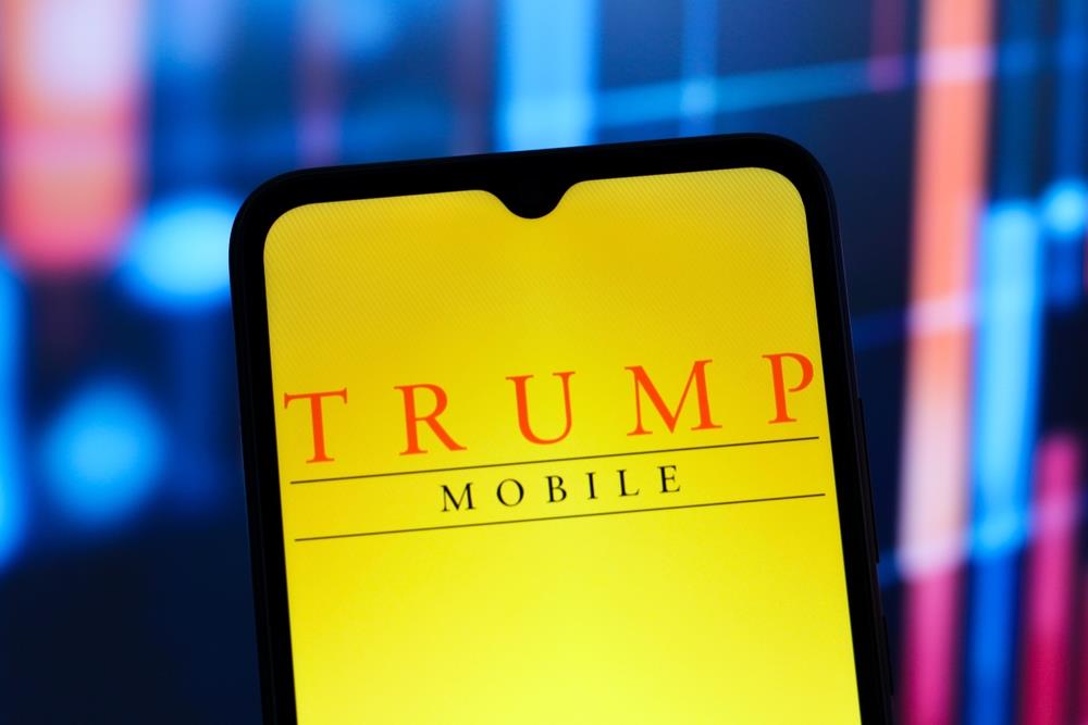 Mračna tajna u utrobi mašine: Rasklopili Trampov telefon, ono što su našli unutra šokiralo svet!