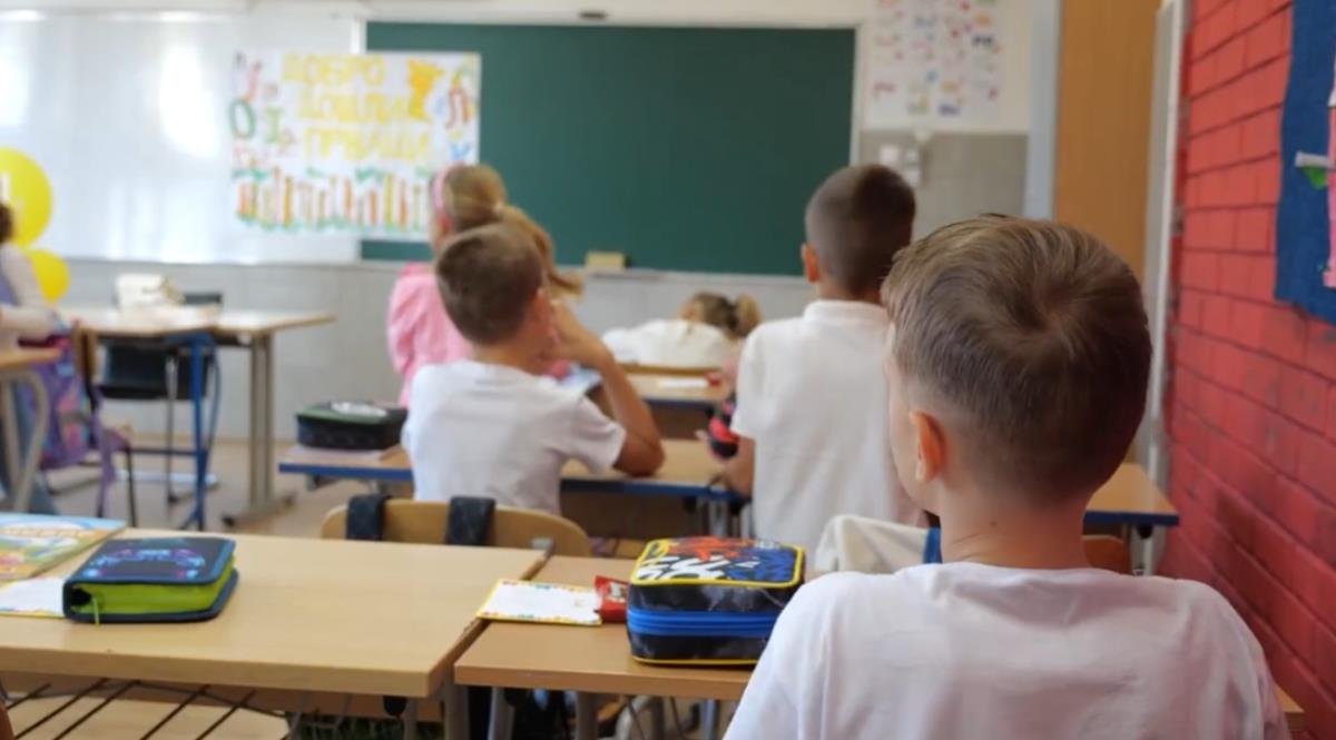 Ovako se ide u penziju! Zbog onoga što su uradili đaci u Požarevcu plače pola Srbije: Nastavnik likovnog će ovo zauvek pamtiti