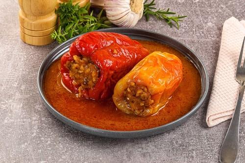 Ovako su ih pravile naše bake: Tajna savršeno sočnih punjenih paprika i gustog sosa