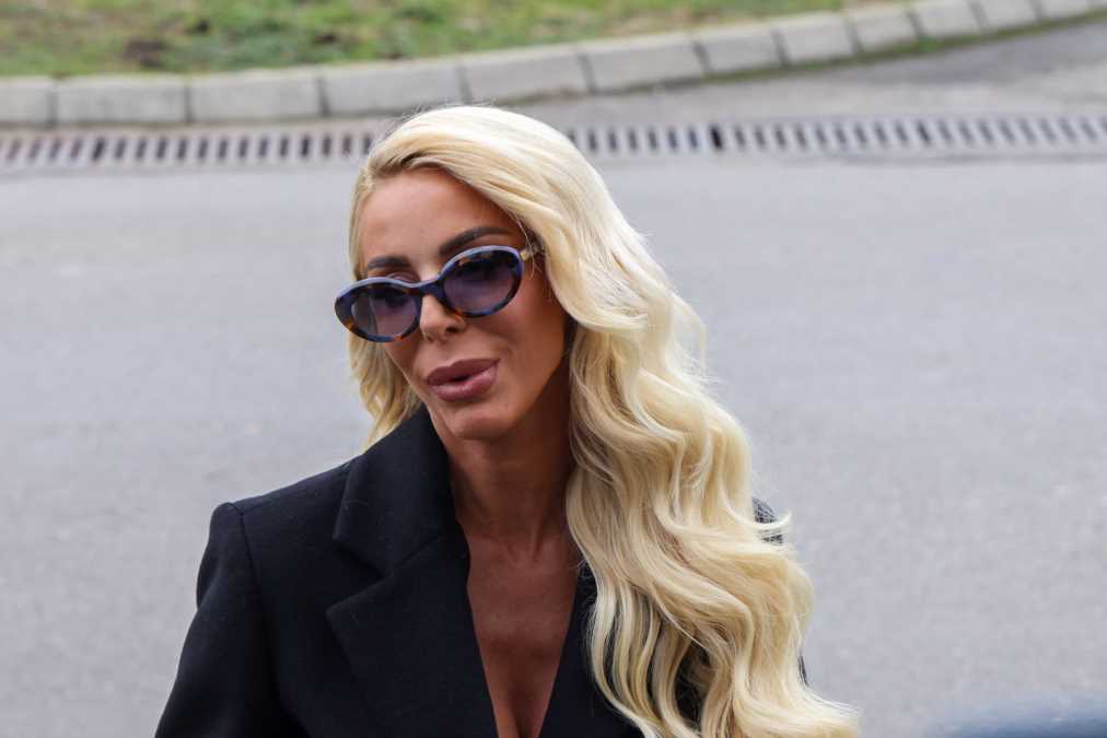 ŠIROKO! Bojana Lazić pokazala novi automobil: Prenapucani kabriolet od 250.000€, a boja je tek ludilo... (FOTO)