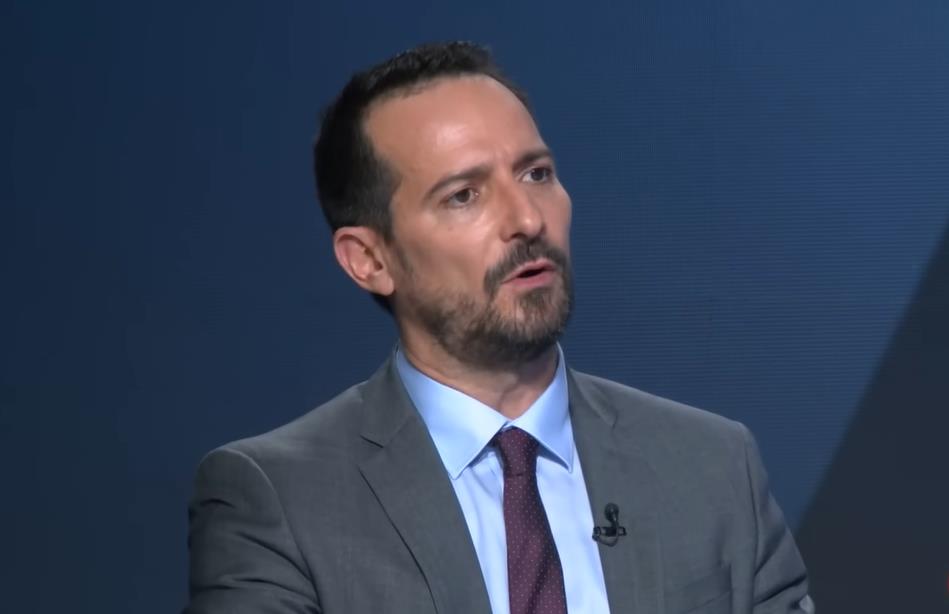 BLOKADERI U HAOSU, VIŠE SE NE ZNA KO KOGA NAPADA! Opšti raskol: Udarili na profesora blokadera-Kome si rekao da ideš u Pariz? (VIDEO)