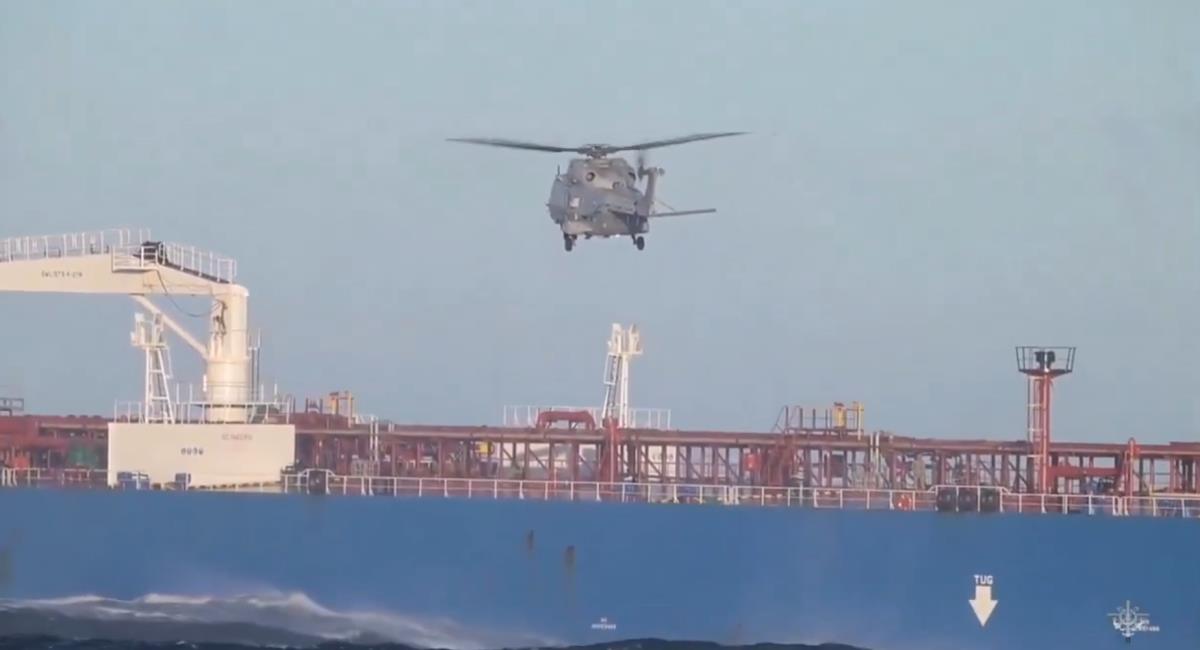 MUNJEVITA AKCIJA BRITANSKIH SPECIJALACA! Upali na tanker ruske "flote iz senke", oglasio se Starmer: "Ne možete da se sakrijete", Lamanš nadleću helikopteri!