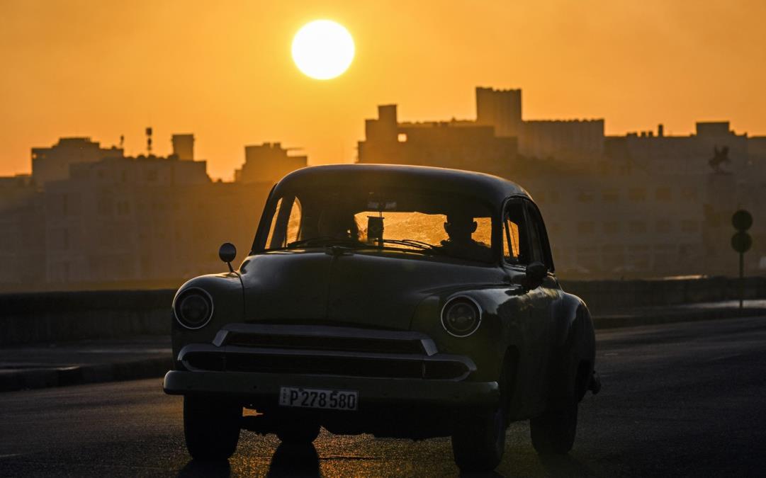 SNALAŽLJIVI KUBANCI: Stari kultni automobili otišli u prošlost, OVO je NOVO prevozno sredstvo! Muka ih je naterala na velike promene da prebrode TEŠKA VREMENA!