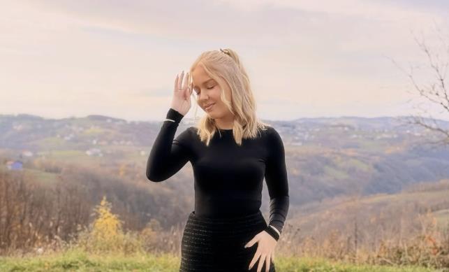 PORODILA SE ZVEZDA GRANDA Pevačica na svet donela sina, nasledniku dala ime arapskog porekla (FOTO)