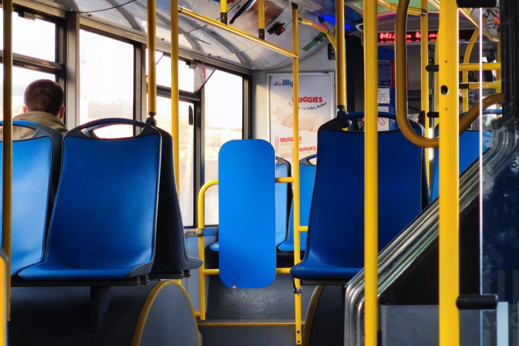 DRAMA NA AUTOBUSKOJ STANICI: Putnica izudarala vozača autobusa, posvađali se oko mesta za sedenje