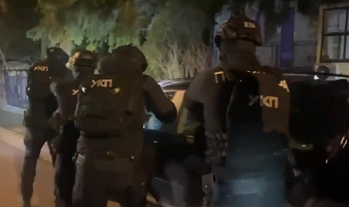 PRESEČEN LANAC ŠVERCA ORUŽJA: U Nišu pronađen auto pun bombi i pušaka, u gepeku bili raketni bacači (video)
