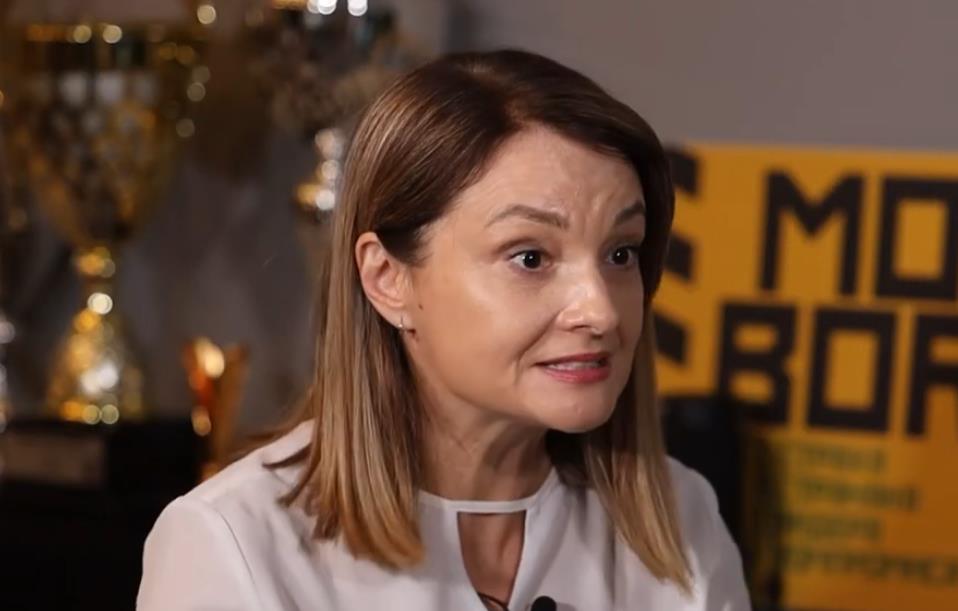 NOVI BLAM ANE MIRKOVIĆ! TVRDNJAMA O IZBORIMA RAZBESNELA I BLOKADERSKE NOVINARE: Misli da televizije broje glasove? Ovo je novi nivo POTPUNOG LUDILA