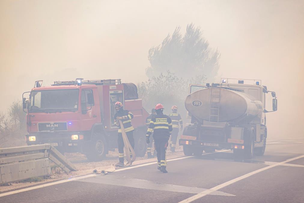 VELIKI POŽAR NA POPULARNOM LETOVALIŠTU Objekti u grotlu plamena, vlasti izdale upozorenje ljudima: Celo područje nadleću helikopteri (VIDEO)
