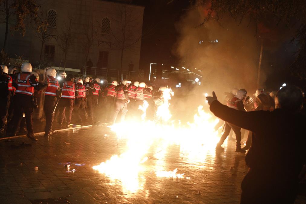 "RAMA MORA U ZATVOR": Policija bacila suzavac na učesnike antivladine "Flamingo revolucije" u Tirani