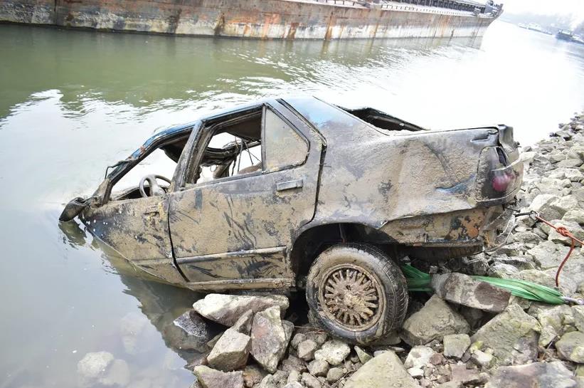 auto-izvucen-Dunav-Madjarska.jpg?ts=2026-02-12T14:41:39