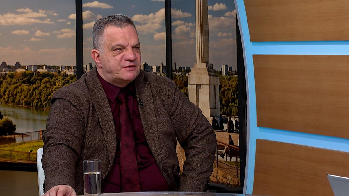 MINISTAR STANKOVIĆ: O skraćivanju časova neće se lomiti preko kolena! Mobilni telefoni nisu igračka u školi